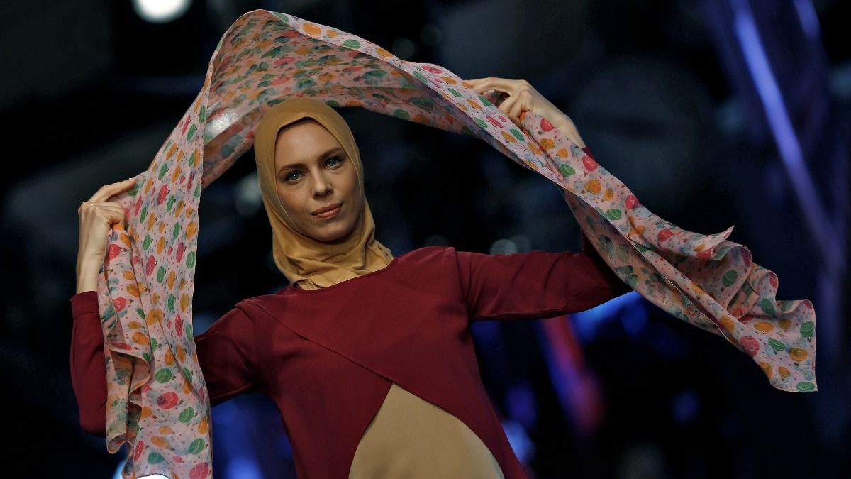 Supermodel Celebrates Hijab During Modest Fashion Show Reuters TV