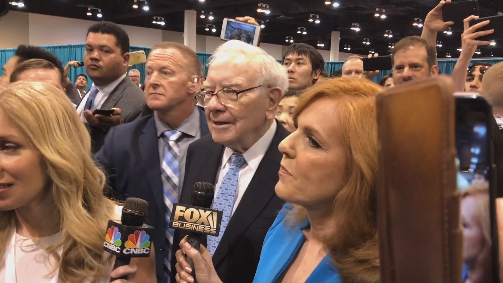 バフェット氏がアップル称賛「100％保有したい」、上場来高値更新（字幕・7日）