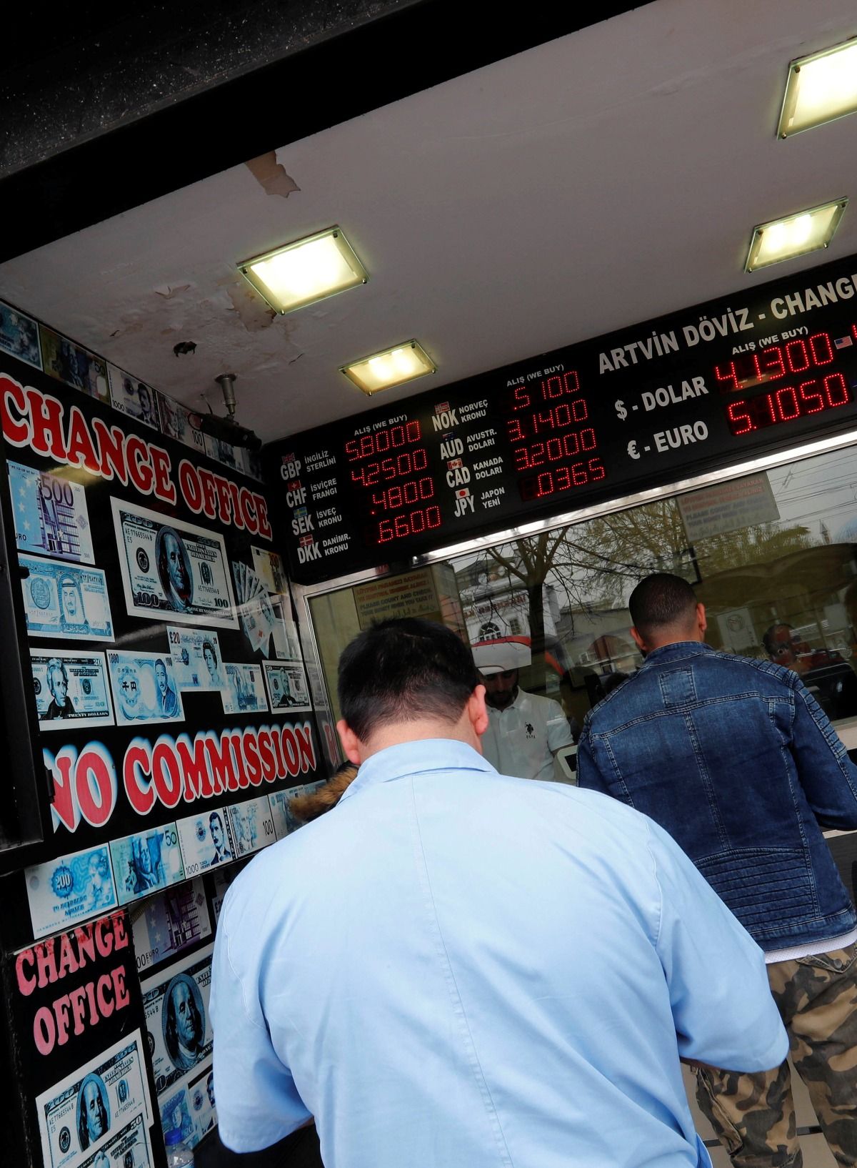 As lira plummets, Trump escalates Turkish feud