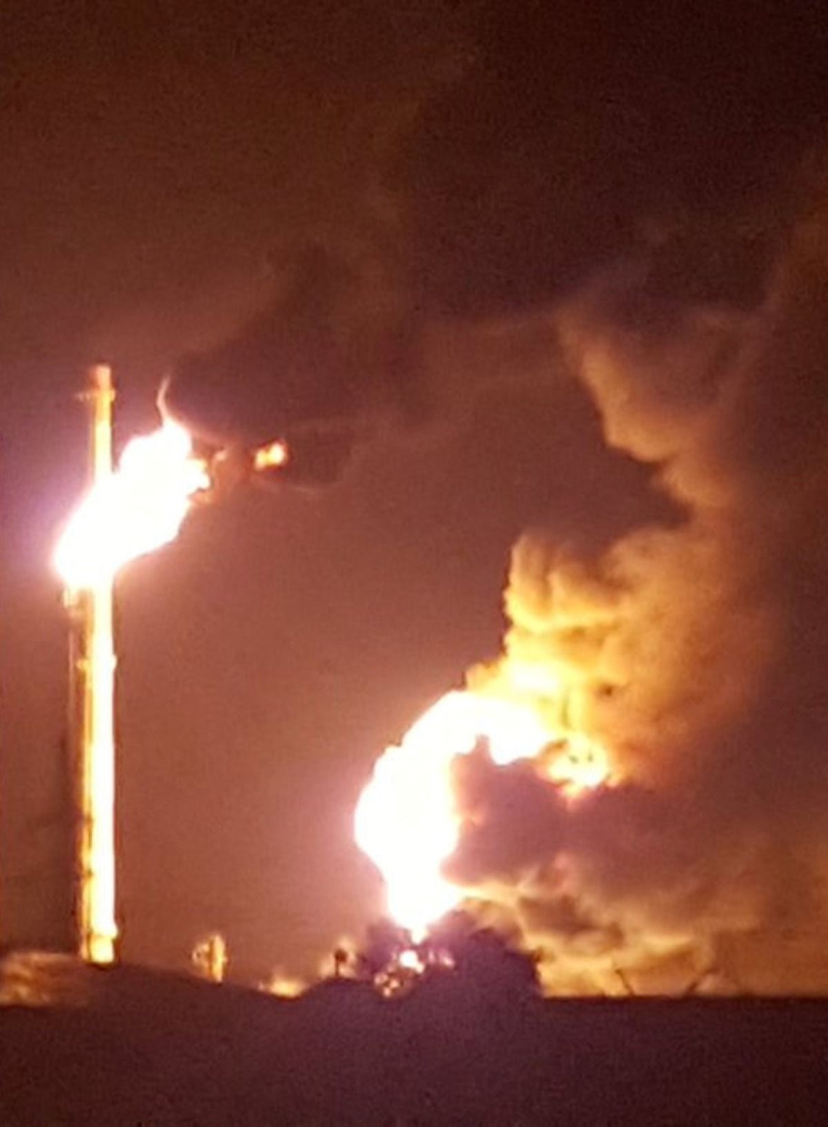 Thousands evacuated after fire at German refinery | Reuters