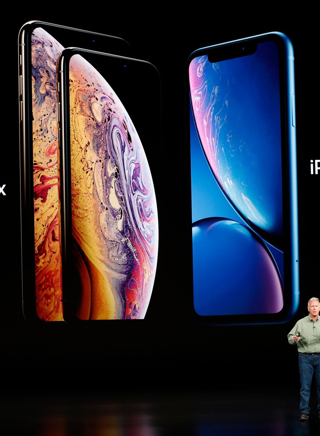 Apple unveils larger iPhone, health-focused watch | ロイター