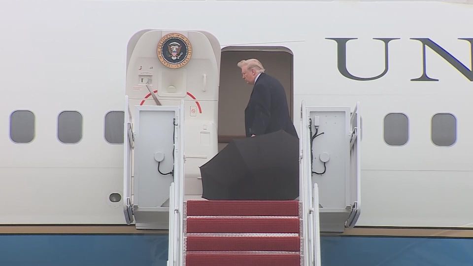 トランプ6個(荷崩れ) トランプ米大統領、専用機搭乗時に傘をたたまず放置（28日） | Reuters