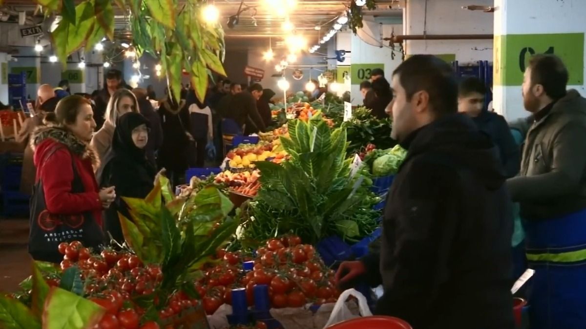 土耳其食品价格高涨政府设立摊位低价销售水果蔬菜| Reuters