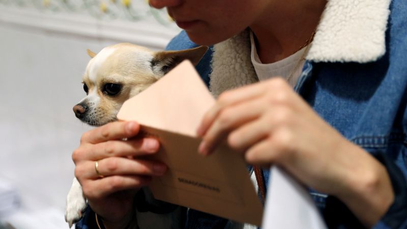 Spanish vote set for deadlock and far-right surge