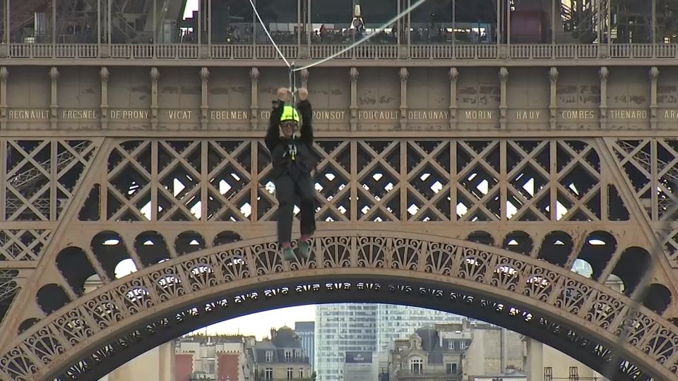 仏エッフェル塔からワイヤーで大滑空、最高速度は90キロ | ロイター