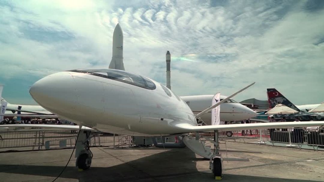 Electric planes start small as industry wrestles with emissions | Reuters