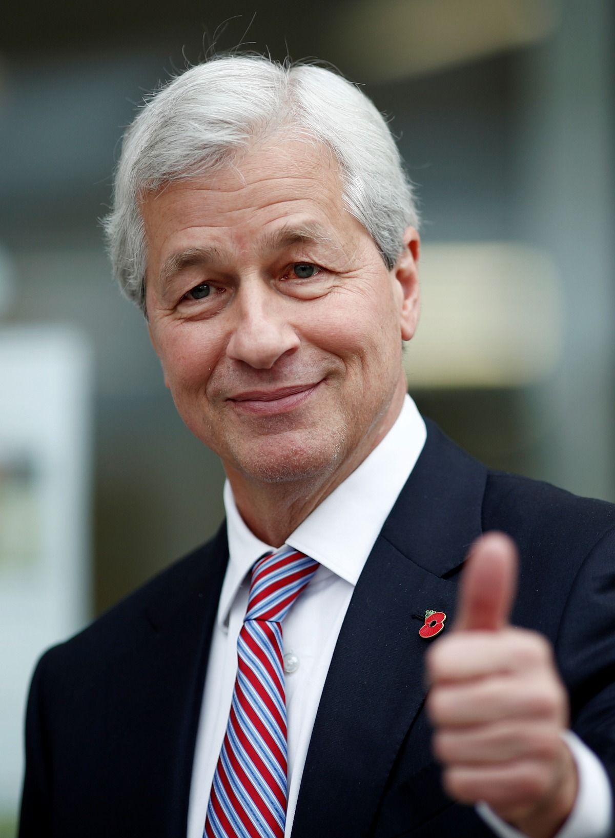 Top CEOs pledge to put employees before profits | Reuters