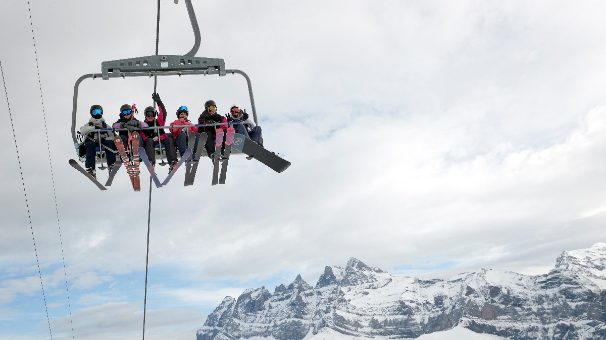 British isles travelers fled quarantine in Swiss ski vacation resort