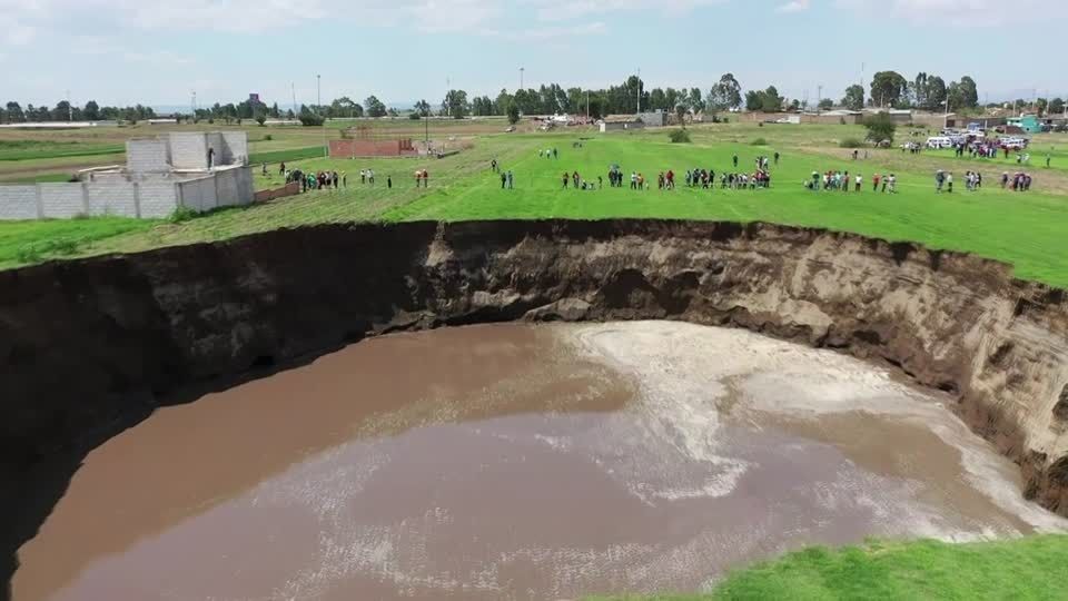 メキシコの畑に巨大陥没穴 幅60m、深さ15m（字幕・3日） | Reuters