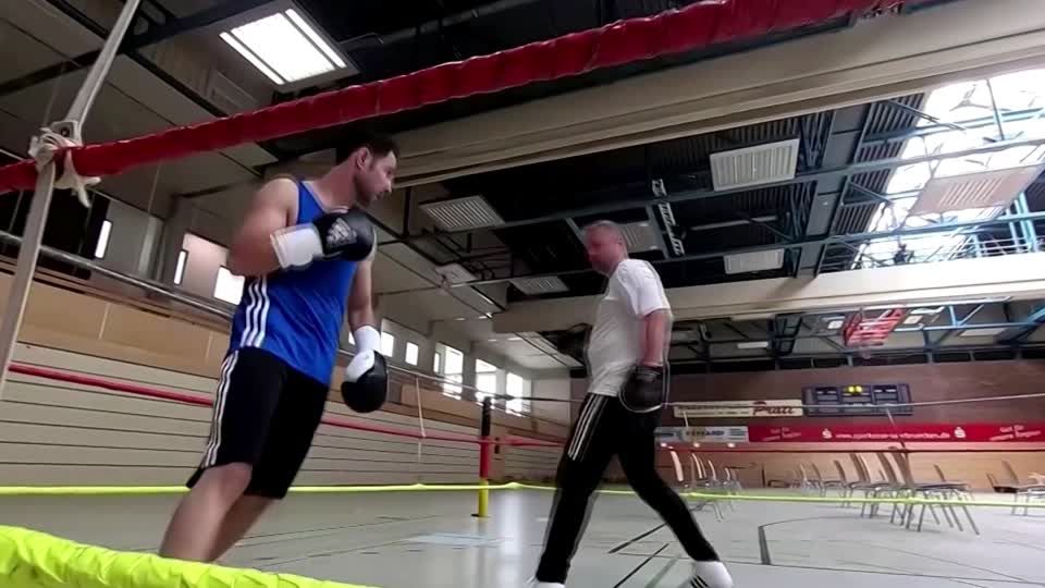 Syrian boxer competes 'for all refugees' at Olympics | ロイター