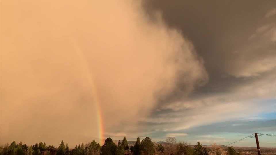 Massive dust storm sweeps across Colorado