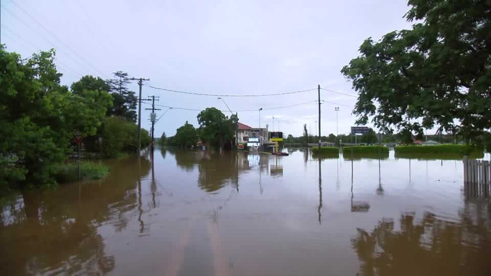 Torrential rains flood streets of Sydney | ロイター