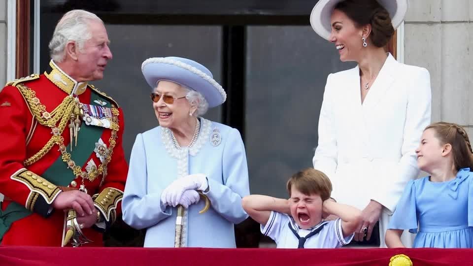 英エリザベス女王、観衆に笑顔 在位70年祝賀行事始まる | ロイター