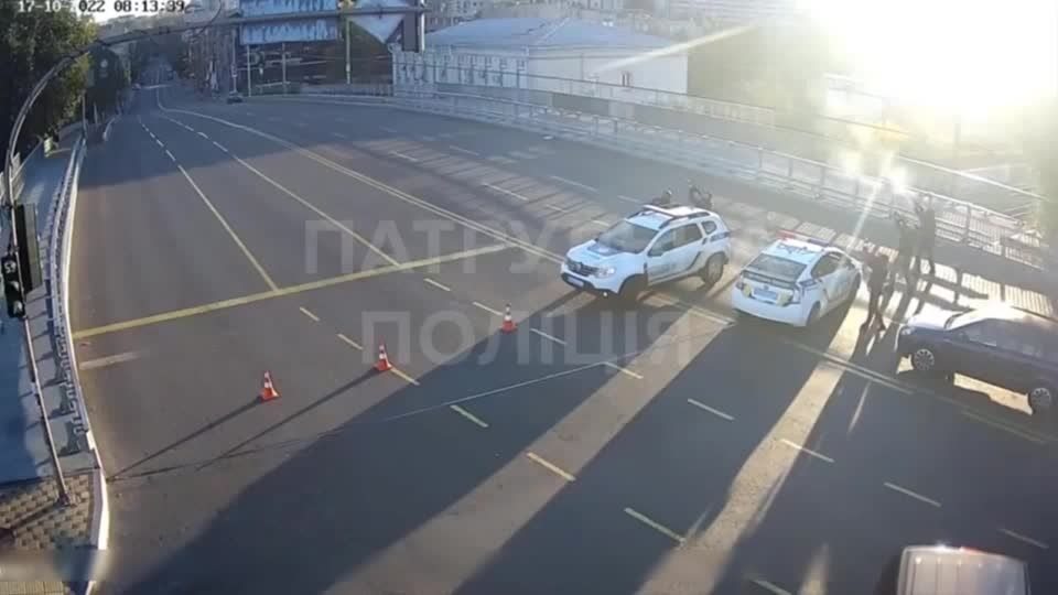 キーウ中心部にロシアが攻撃、警察官らが無人機に向けて発砲（字幕・17