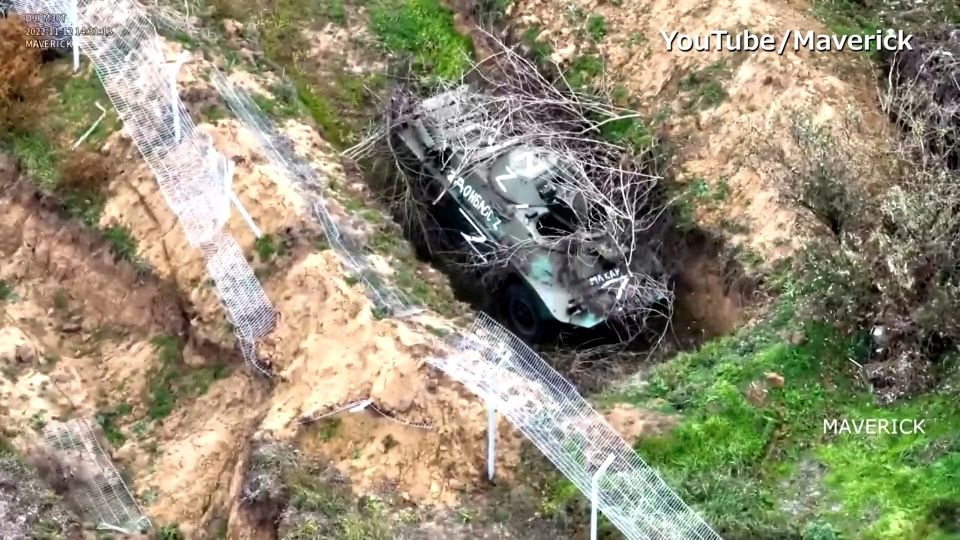 ヘルソン国際空港周辺の野原に多数の「Z車両」放置、ドローンで撮影