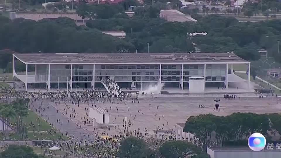 Aerial video shows Bolsonaro supporters running riot | ロイター