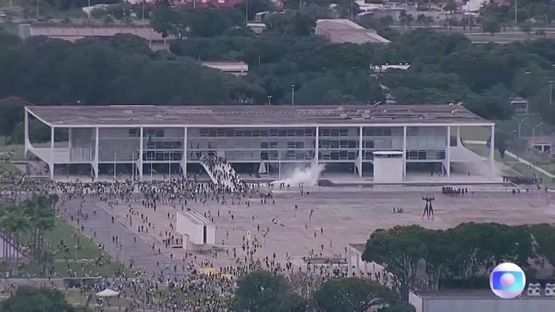 Aerial video shows Bolsonaro supporters running riot | ロイター