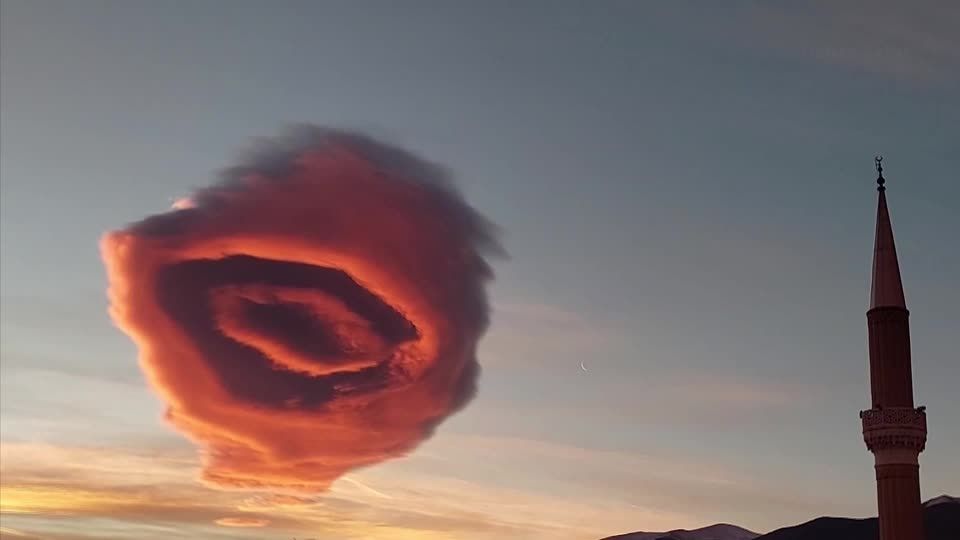 トルコの上空に赤くて丸いUFOのような雲、その正体は（字幕・21日