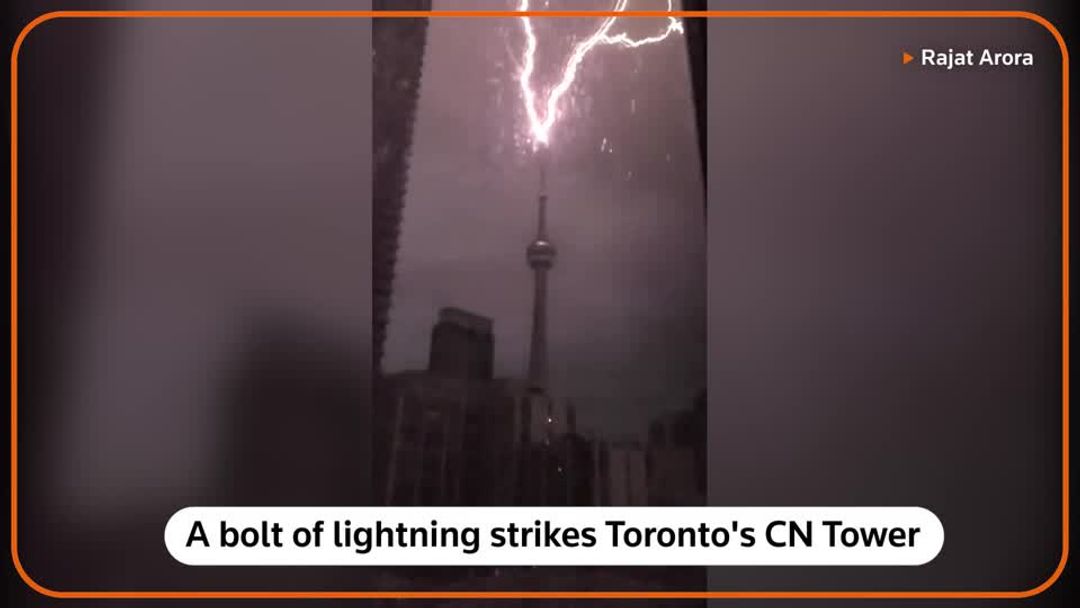 A bolt of lightning strikes Toronto's CN tower | Reuters