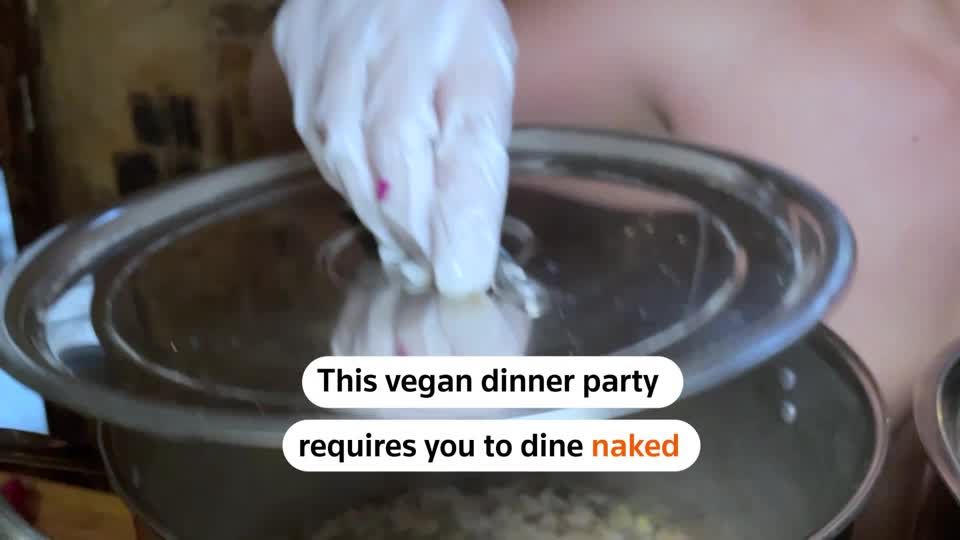 NYC dinner party involves naked dining | Reuters