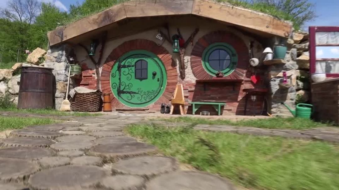 Hobbit houses spring up in Bosnia hills | Reuters