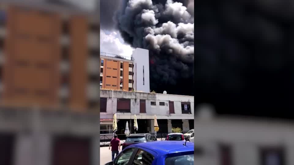 Deadly fire scorches Rome apartment building | Reuters
