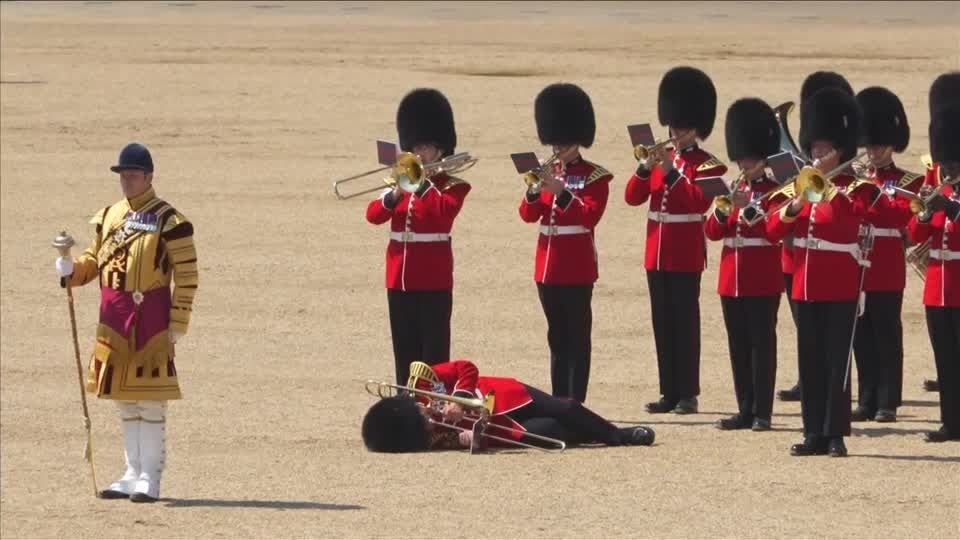 暑い… 英近衛兵3人が相次ぎ倒れる、チャールズ国王誕生日パレードの