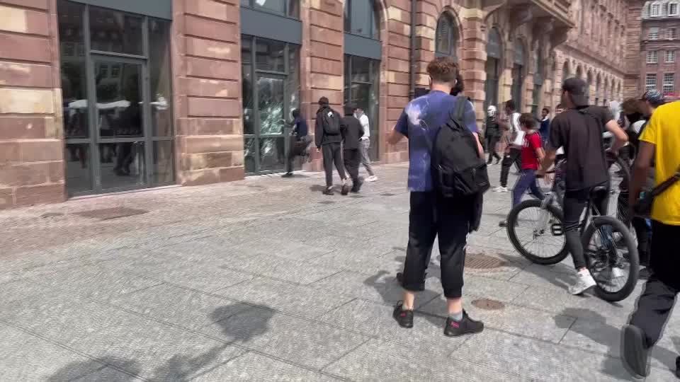 Strasbourg Apple store attacked over police shooting | Reuters