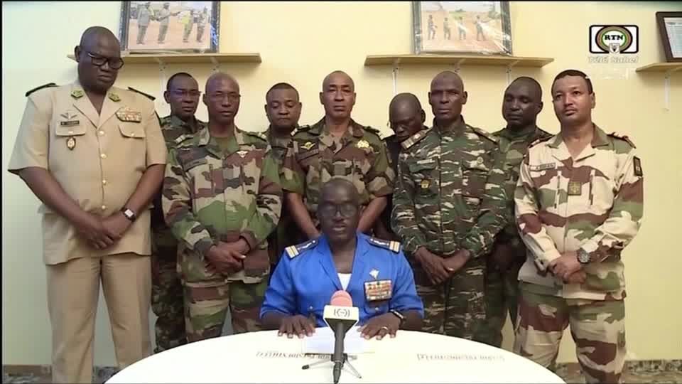 ニジェールでクーデターか、兵士らが大統領拘束 国境閉鎖 | ロイター