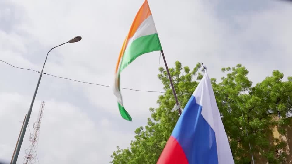 Niger's tailors rush to make Russian flags after coup | Reuters