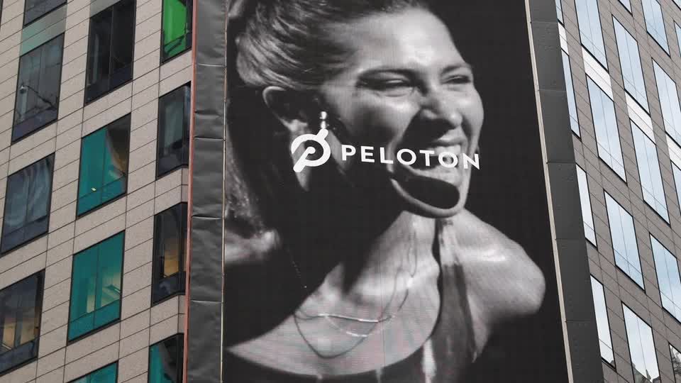 Foot Locker shares plummet on forecast cut, dividend pause; drags