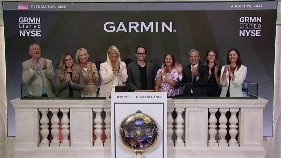 S&P 500 ends sharply higher, jobs data fuels interest rate