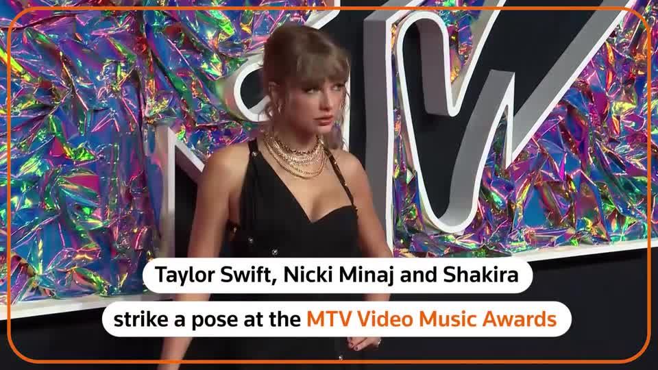 Taylor Swift racks up trophies at MTV's Video Music Awards Reuters