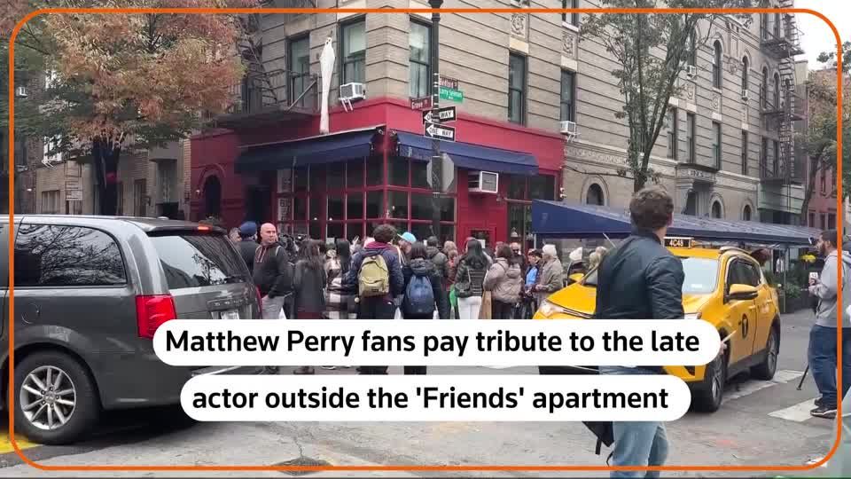 Matthew Perry fans gather outside the 'Friends' apartment | Reuters