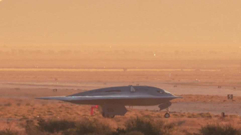 米空軍の最新鋭爆撃機「B21レイダー」が初飛行、20年代半ばに基地