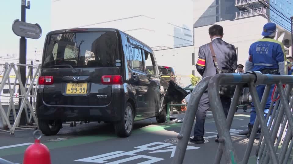 Car rams barricade near Israeli embassy in Tokyo | ロイター
