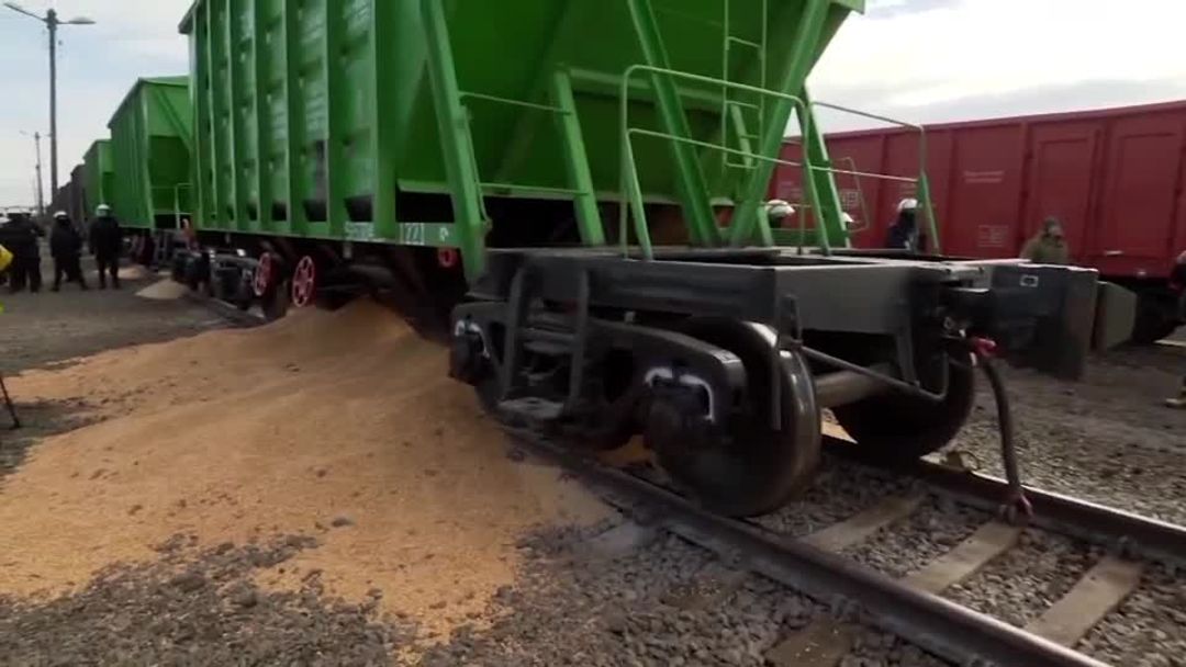 Polish farmers anger Ukraine with border blockade, grain spillage | Reuters