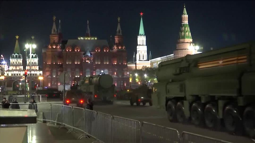 How many nuclear weapons does Russia have and who controls them? | Reuters