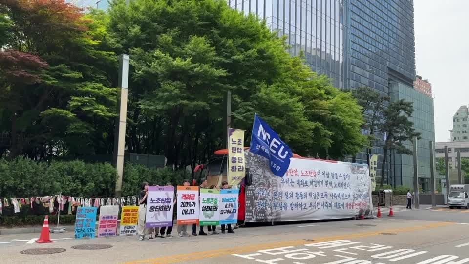 Samsung Electronics union in South Korea stages first walkout | Reuters