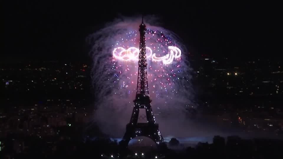 フランス革命記念日、エッフェル塔上空で色とりどりの花火（字幕・15日
