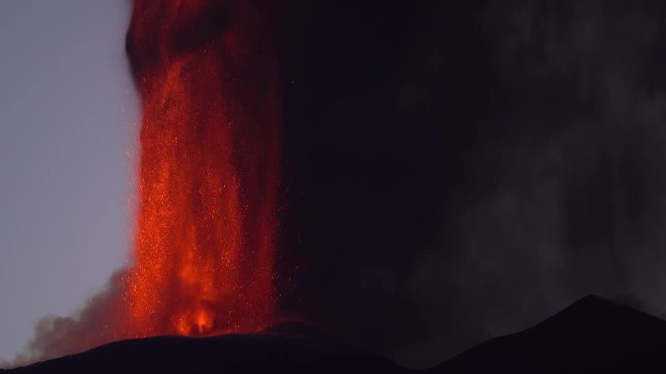 シチリア島のエトナ山が再び噴火、真っ赤な溶岩と黒い煙吹き上げる