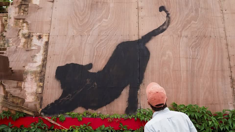 Sixth Banksy artwork in a week appears on an old billboard | ロイター