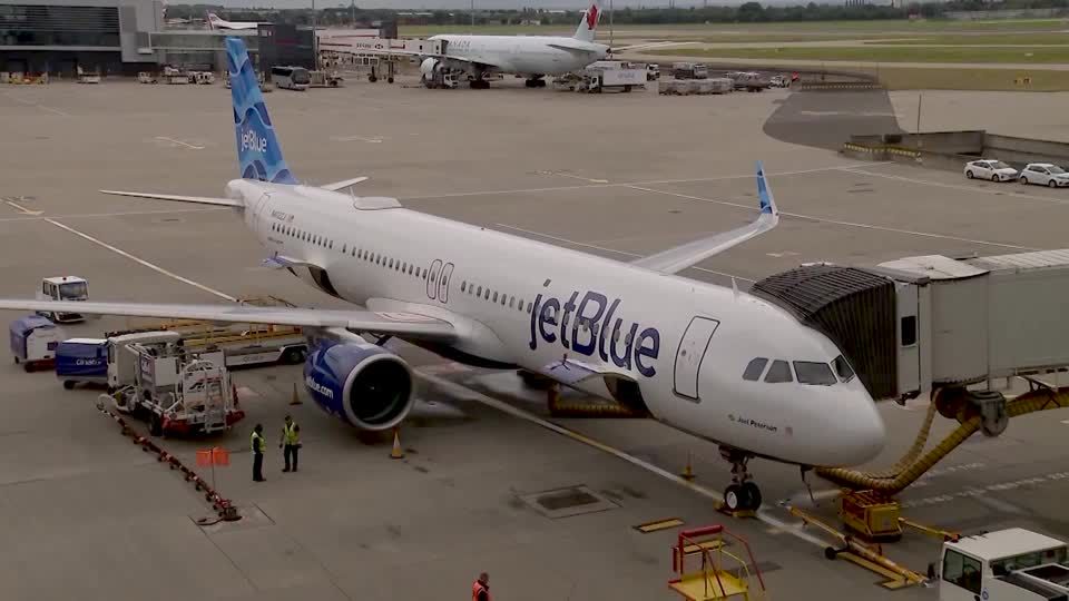 JetBlue revenue forecast gets lift from strong demand | Reuters