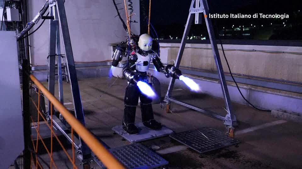 イタリアで「リアル鉄腕アトム」開発中 災害の現場へ飛行し、生存者を