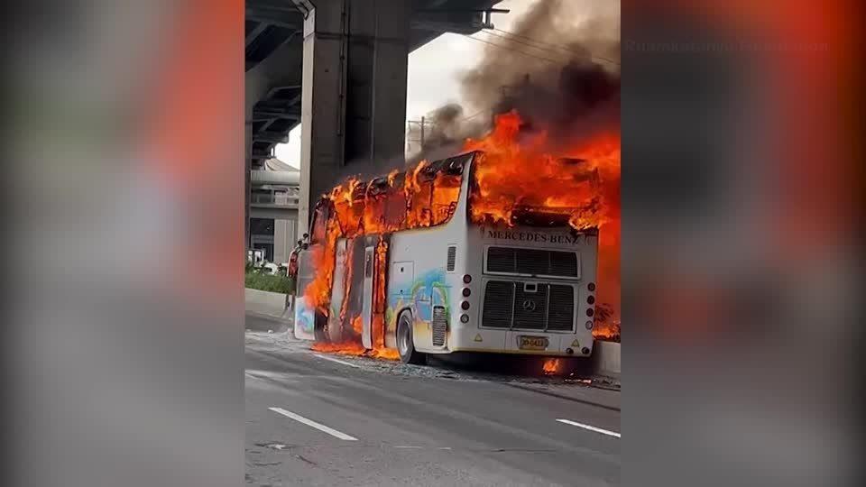 校外学習中の生徒ら乗せたバスが炎上、少なくとも23人死亡 タイ（字幕