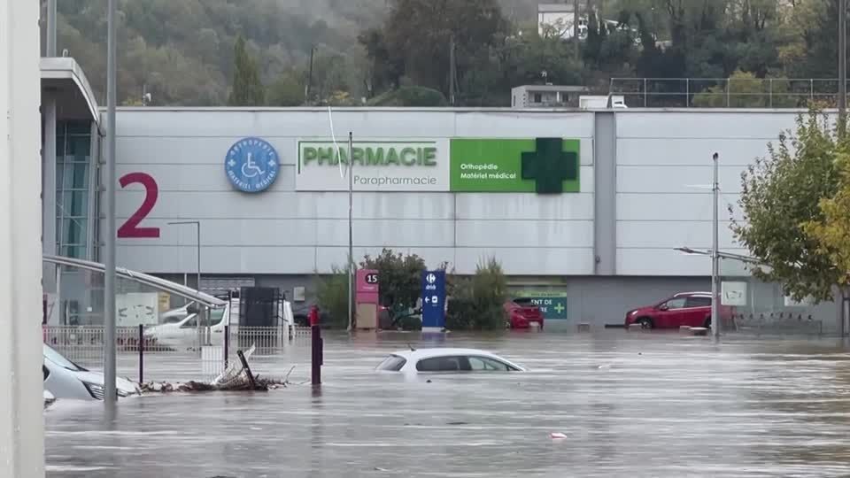 町に濁流が押し寄せる、仏中部から南部で大雨による洪水 48時間の降水
