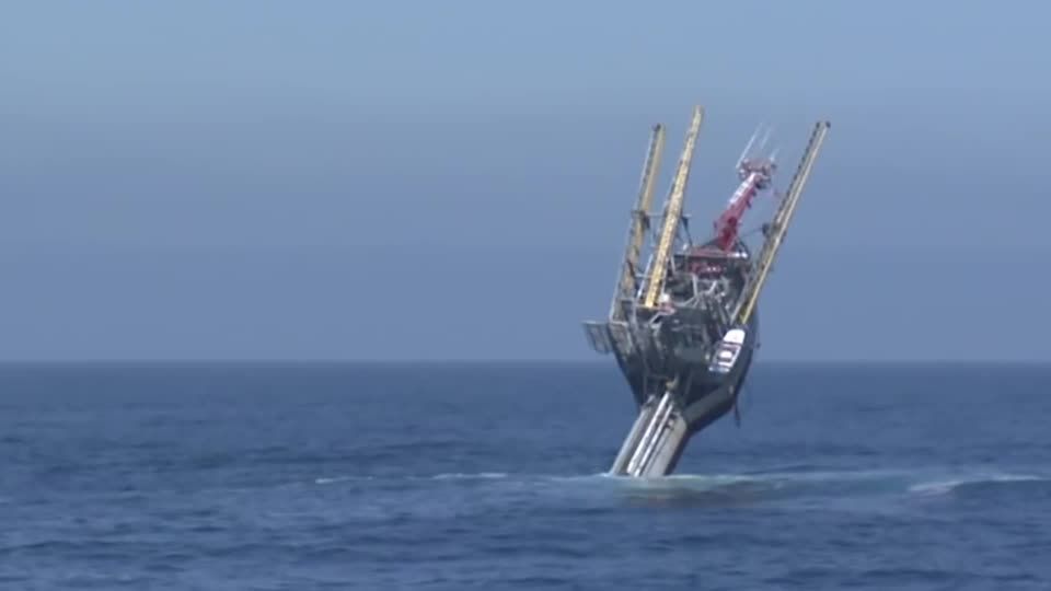 自ら90度回転し、海上で垂直になる米海軍船 民間の海洋調査船として