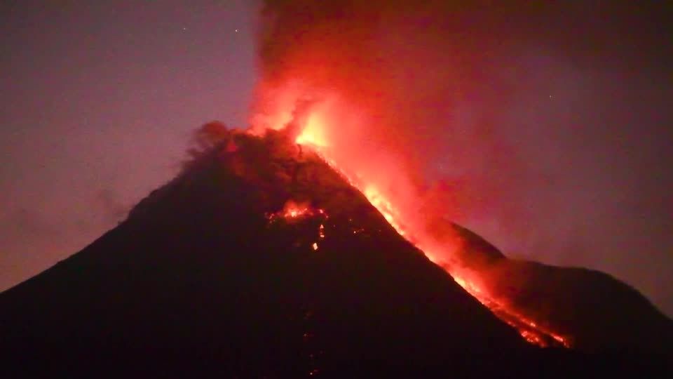 火山噴火に遭遇 アイスランドで火山がまた噴火、非常事態を宣言 - BBCニュース