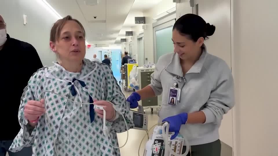 NY medic gets first-ever double lung transplant done by robot