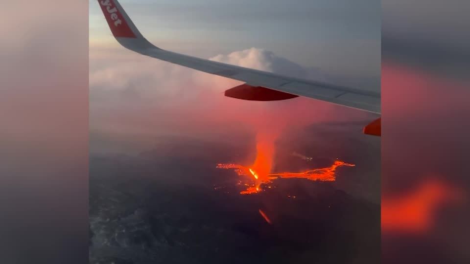 流れ出す赤い溶岩はっきりと、アイスランドの火山噴火を旅客機内から